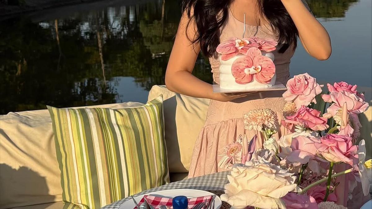Tampilan Dreamy Hanggini dengan Dress Pink Saat Dapat Kejutan Ulang Tahun dari Luthfi Aulia di Tengah Danau