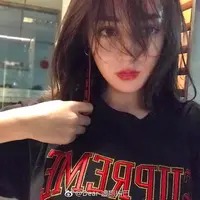 Nama Dilraba Dilmurat tiba-tiba jadi pusat perhatian publik. Hal itu bermula saat Alexander Pato membawa posternya di lapangan saat merayakan keberhasilannya di babak penyisihan Liga Champion Asia. (Foto: instagram.com/dear_dlrb)