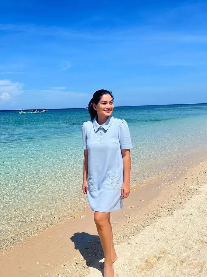 6 Potret Gaya Feminin Titi Kamal Liburan di Banyuwangi, Makin Awet Muda Usia 41 Tahun