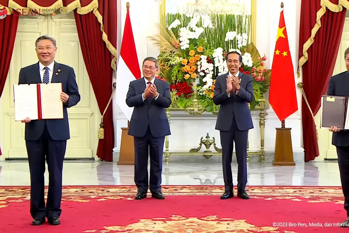 Presiden Joko Widodo melaksanakan pertemuan bilateral dengan Perdana Menteri Republik Rakyat Tiongkok (RRT) H.E. Li Qiang di Istana Merdeka dan menghasilkan kesepakatan kerja sama