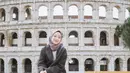 Berlibur ke Colosseum di Roma, Italia, Gita mengenakan coat berwarna abu-abu yang dipadukan dengan hijab segiempat berwarna taro, celana jeans, dan sneakers. (Liputan6.com/IG/@gitasav)