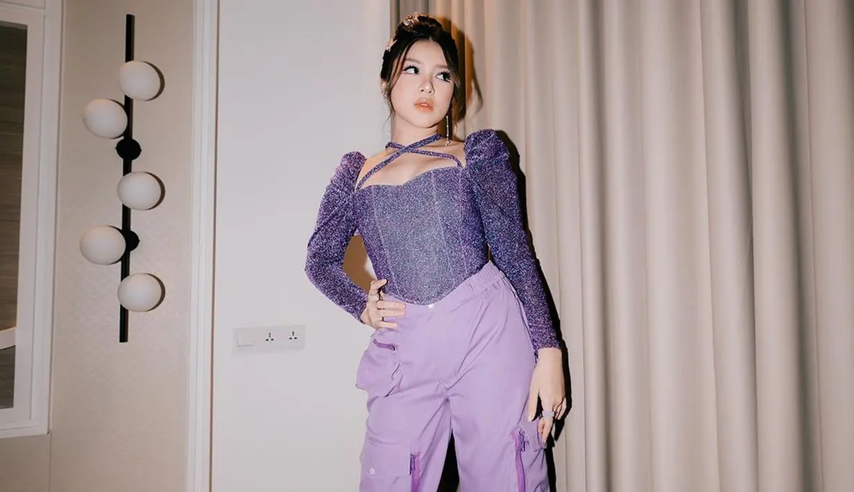 Pengumuman mengenai nominasi tersebut diungkap dalam unggahan video pada akun MTV ASIA pada Kamis (5/10/2023). Reaksi Tiara Andini saat mengetahui dirinya masuk dalam nominasi MTV EMA 2023 pun berhasil mencuri perhatian netizen. (Liputan6.com/IG/@tiaraandini)