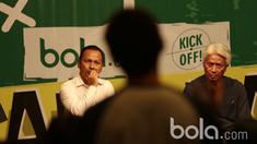 Direktur Teknik PSSI, Danurwindo (kanan) dan Pelatih PBFC, Ricky Nelson serius mendengarkan pertanyaan dari audiens pada diskusi Bincang Taktik Bola.com di SCTV Tower, Senayan City, Rabu (29/3/2017).  (Bola.com/Nicklas Hanoatubu