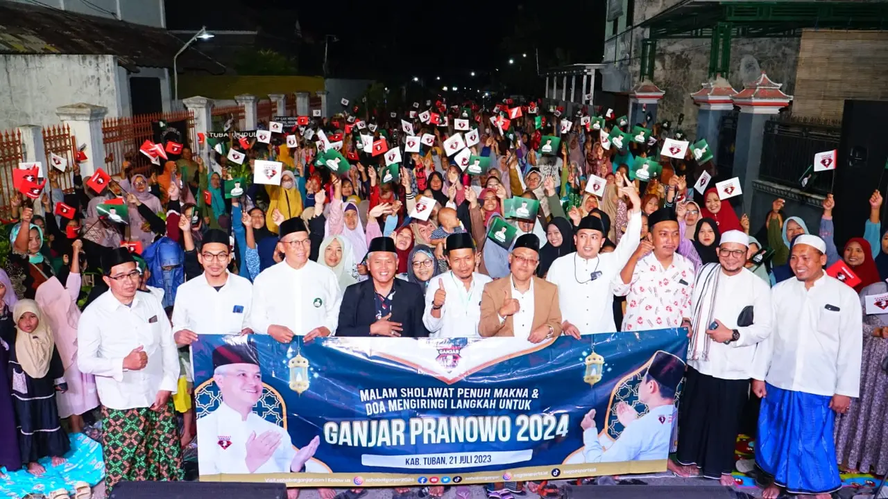 Dewan Perwakilan Wilayah atau DPW Sahabat Ganjar Jawa Timur menggelar acara Malam Sholawat Penuh Makna dan Doa Mengiring Langkah Untuk Ganjar Pranowo Presiden 2024.