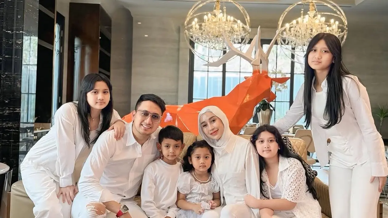 Potret Seragam Keluarga Dokter Reza Gladys