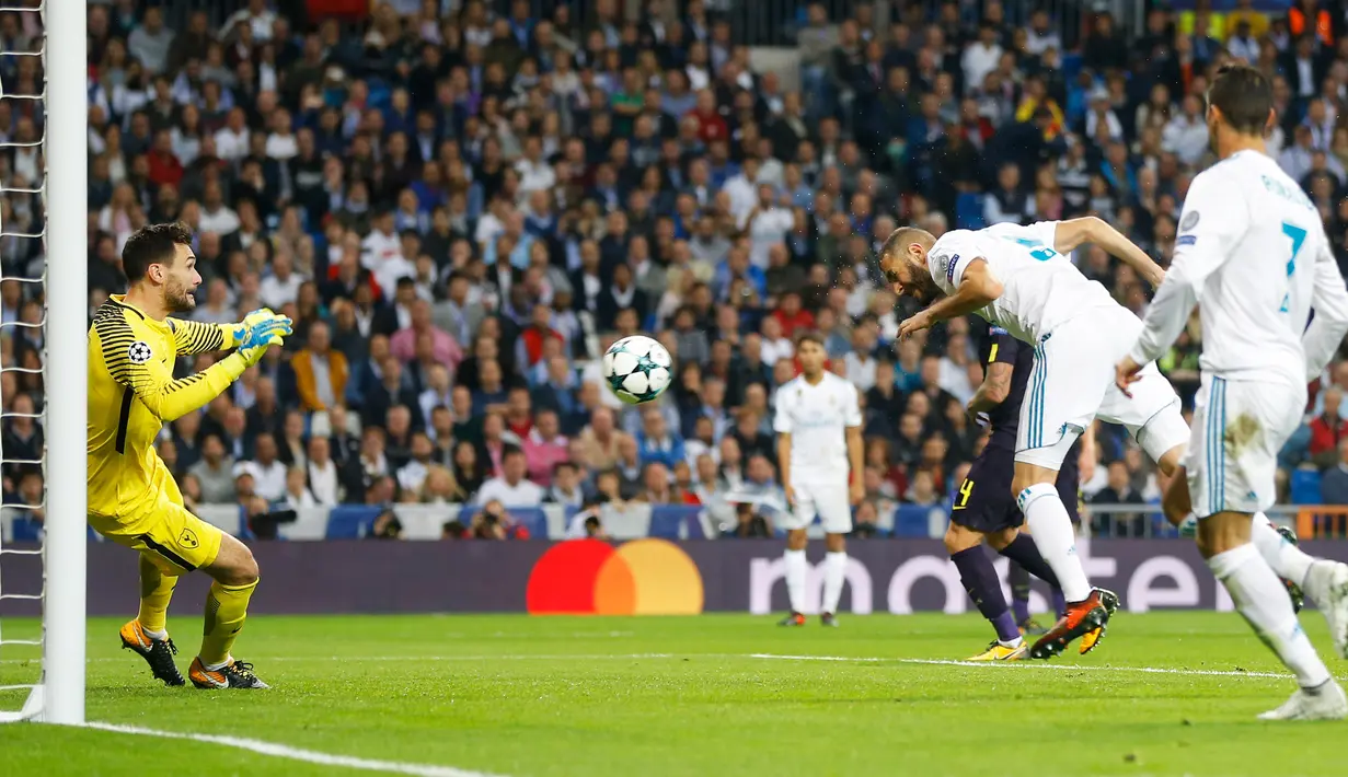 Pemain Real Madrid, Karim Benzema berusaha melakukan tendnagan ke gawang Tottenham Hotspur pada laga lanjutan fase Grup H Liga Champions di Santiago Bernabeu, Selasa (17/10). Madrid ditahan imbang tamunya Tottenham 1-1.  (AP/Francisco Seco)