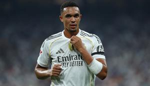 Bek Real Madrid asal Inggris #12, Trent Alexander-Arnold, terlihat dalam pertandingan sepak bola Liga Spanyol antara Real Madrid CF dan CA Osasuna di Stadion Santiago Bernabeu, Madrid, pada Rabu (20-8-2025) dini hari WIB. (Thomas COEX/AFP)