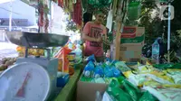Erdianto (45) pedagang warung sembako tradisional merapikan dagangannya yang dapat dibeli secara langsung maupun pesan antar di Pinggir jalan Villa Pamulang, Tangerang Selatan, Banten, Selasa (25/08/2020). (merdeka.com/Dwi Narwoko)