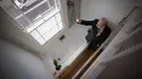 Agen real estate David Myers memimpin tur berkeliling bangunan yang dijuluki "Rumah Tersempit di London" di London barat pada 5 Februari 2021. Bangunan ini juga memiliki teras di atap, yang menawarkan pemandangan London barat. (Tolga Akmen/AFP)
