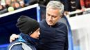 Manajer Manchester United, Jose Mourinho, menyempatkan diri untuk berbincang dengan sang anak saat jeda pertandingan. (AFP/Sergei Supinsky)