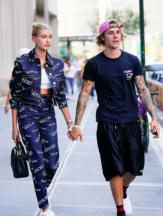 "Aku tersenyum! Aku dan istriku selalu berdoa untuk takdir Tuhan! Ia menggerakan hati JB&HB. Mari berdoa untuk hal yang akan Tuhan berikan" tulis Stephen. (people)