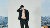 Cha Eun Woo tampil dalam mengenakan refined essentials khas Calvin Klein, diperkuat dengan sentuhan edgy streetwear-inspired styling. Untuk koleksi Spring 2025, Calvin Klein menghadirkan kembali tailoring klasik, denim ikonis, dan layering staples dengan detail sleek, sophisticated, serta siluet effortless. [Calvin Klein]