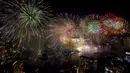 Kembang api menghiasi langit Sungai Chao Phraya saat perayaan Tahun Baru di Bangkok, Thailand, Sabtu (1/1/2022). (AP Photo/Wason Wanichakorn)