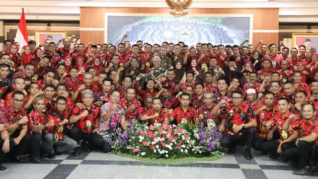 Bupati Gowa Sulawesi Selatan (Sulsel) Adnan Purichta Ichsan bersama  bersama  amat, PKK, dan kepala desa (kades) se-Kabupaten Gowa bertemu Gubernur Jawa Tengah (Jateng) Ganjar Pranowo. (Istimewa)