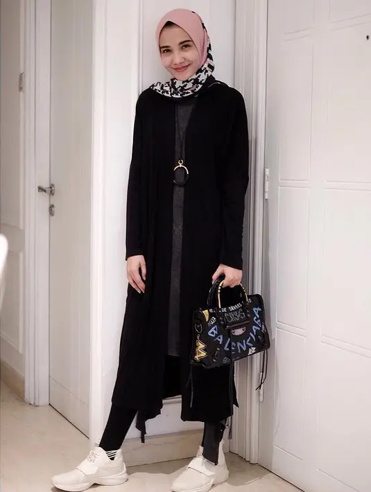 Warna dan model busana merupakan paduan yang sangat menjadi prioritas bagi sebagian besar wanita. Zaskia misalnya, dari sejumlah gayanya, Zaskia selalu berhasil memamerkan hasil mix and matchnya. (Instagram/zaskiasungkar15)