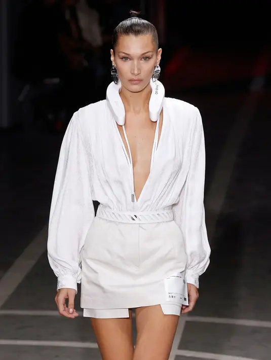 Model Bella Hadid saat memakai busana Off White Spring/Summer 2019 selama Paris Fashion Week, Prancis (27/9). Kedua model tersebut tampil cantik membawakan koleksi rancangan Virgil Abloh. (AFP Photo/Francois Guillot)