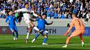 Pemain Timnas Portugal, Cristiano Ronaldo (tengah kiri) berebut bola dengan pemain Islandia, Arnor Traustason (tengah kanan) pada laga Grup J Kualifikasi Euro 2024 di Reykjavik, Islandia, 20 Juni 2023. (AFP/Halldor Kolbeins)