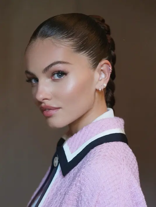 Penampilannya kian memesona dan memiliki kecantikan natural dengan pesona yang menghipnotis mata. Sumber: Instagram/ thylaneblondeau)