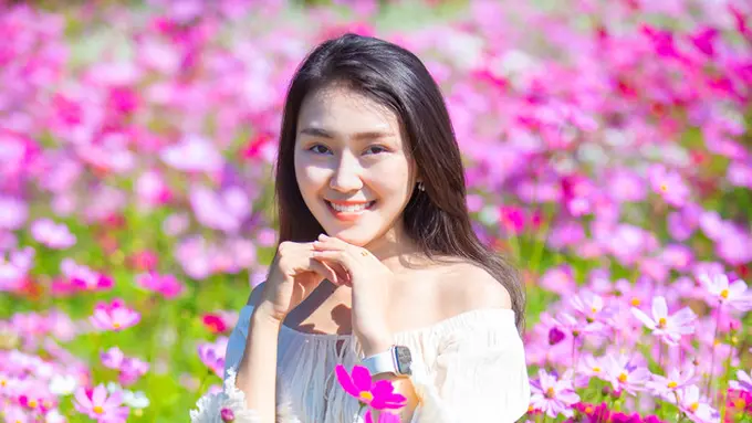 tersenyum bahagia