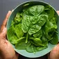 Bayam, kangkung, dan sayuran salad lainnya mendapatkan warnanya dari klorofil yang dikenal karena sifat antioksidannya. Beberapa penelitian telah menunjukkan bahwa mengonsumsi klorofil meningkatkan prekursor kolagen di kulit. (FOTO: Unsplash.com/louis hansel).