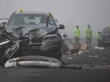 Kecelakan yang melibatkan sekitar 20 kendaraan terjadi di A40 dekat Witney di Oxfordshire, Inggris, Rabu (28/12). Seorang pengendara perempuan dinyatakan meninggal di tempat kejadian dan lebih dari 12 orang lainnya luka-luka (AFP PHOTO/Daniel LEAL-OLIVAS)