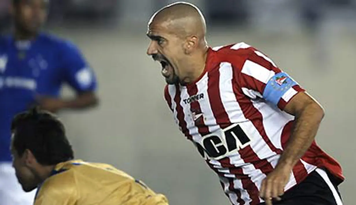Kapten Estudiantes, Juan Sebastian Veron (kanan) merayakan golnya ketika berhadapan dengan klub Brasil, Cruzeiro di partai Grup 5 Copa Libertadores 2009 di Stadion Unico, La Plata, Buenos Aires, 8 April 2009. AFP PHOTO/ALEJANDRO PAGNI