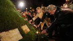 Sejumlah orang menyalakan lilin sebelum dimulai upacara peringatan 28 tahun bencana nuklir Chernobyl, di Kiev, Ukraina (26/4/2014). (REUTERS/Valentyn Ogirenko)