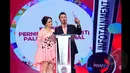 Raffi Ahmad dan Nagita Slavina, mendapat penghargaan Infotainment Awards 2015 sebagai Pernikahan Selebriti Paling Fenomenal, Jakarta, (30/01/15). (Liputan6.com/Faisal R Syam)