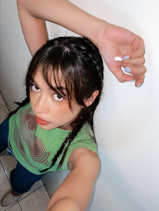 Dalam potret selfie edisi narsis ini, outfit yang dipakai Yuki juga ala anak muda banget. Pemain sinetron 'Arti Sahabat' ini mengenakan crop top warna hijau yang dipadukan dengan celana jeans. Ia juga memilih makeup peach untuk menunjang gaya rambutnya yang dikepang kecil-kecil. (Liputan6.com/IG/@yukikt)
