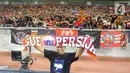 Gubernur DKI Jakarta Anies Baswedan menyapa para The Jakmania yaitu pendukung klub sepak bola Persija Jakarta usai meresmikan Jakarta International Stadium (JIS) di Jakarta, Minggu( 24/7/2022). Peresmian stadion sepak bola berstandar internasional dengan kapasitas 82.000 penonton itu memiliki konsep 2P, yaitu pertunjukan dan pertandingan. (Liputan6.com/Herman Zakharia)