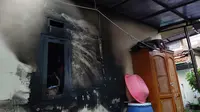 Belasan rumah warga terbakar, aksi pemabakaran dilakukan bocah 9 tahun di Gang Amarta IV Kelurahan Tipar, Kecamatan Citamiang, Kota Sukabumi. (Liputan6.com/Fira Syahrin).