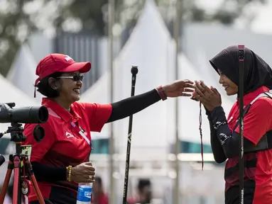Pemanah putri Indonesia, Choirunisa Diananda, saat berlaga pada nomor recurve women individual Asian Games di Lapangan Panahan, Senayan, Jakarta, Selasa (28/8/2018). Choirunisa Diananda mendapat medali perak. (Bola.com/Vitalis Yogi Trisna)