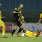 Striker Barito Putra, Rafael Silva, berusaha melewati kepungan pemain Bhayangkara FC pada laga Liga 1 2019 di Stadion Patriot, Bekasi, Selasa (29/5). Bhayangkara menang 4-2 atas Barito. (Bola.com/Yoppy Renato)