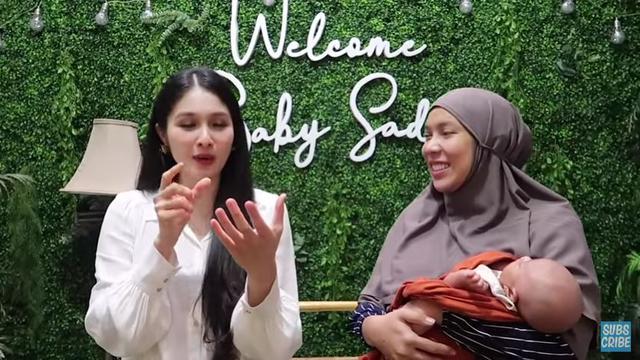 Sandra Dewi dan Fitri Tropica (Foto: YouTube)