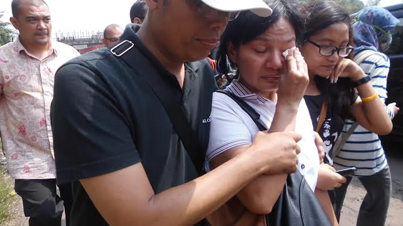 Lihat Rekonstruksi Pembunuhan Putrinya, Ibunda Ade Sara Menangis