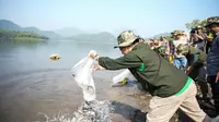 Ketua DPW LDII Jawa Barat, Dicky AM Harun di sela-sela penebaran benih ikan Nila di Danau Jatiluhur. Foto (Asep Mulyana/Liputan6.com)