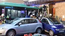 Petugas mengevakuasi bus sekolah yang menabrak tembok sebuah toko di Eberbach dekat Mannheim, Jerman, Selasa (16/1). Bus ini melaju dengan kecepatan cukup tinggi menabrak beberapa kendaraan sebelum kemudian menabrak dinding toko. (Rene Priebe/dpa via AP)