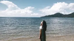 Tidak hanya berlibur di pulau Jawa, wanita yang namanya mulai melejit berkat sinetron Bidadari Season 2 ini juga menikmati liburannya di Maluku, tepatnya di Pantai Natsepa. Berbalut kain etnik, tampilan Dea saat berlibur ini terlihat stylish.  (Liputan6.com/IG/deaaannisa)