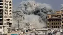 Israel melanjutkan pemboman intensif mereka yang menargetkan gedung-gedung tinggi yang diidentifikasi digunakan oleh milisi Hamas sebelum merencanakan penaklukan pusat perkotaan tersebut. (Omar AL-QATTAA/AFP)