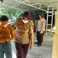 Wanita diduga komplotan prostitusi melalui aplikasi Mi Chat saat dibawa ke Polsek Pekanbaru Kota. (Liputan6.com/M Syukur)