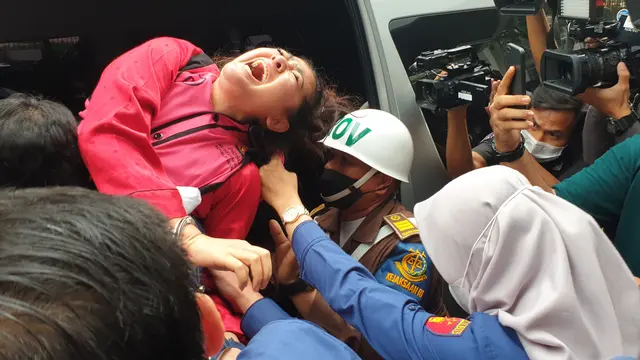 Direktur Utama PT Misi Mulia Metrikal, Hasnaeni (H) alias Wanita Emas, meronta ketika hendak dimasukkan ke mobil tahanan usai dijemput paksa Kejagung