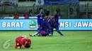 Pesepakbola Jawa Barat berpelukan usai menumbangkan Sulawesi Selatan di laga final PON XIX 2016 di Stadion Si Jalak Harupat, Kab Bandung, Rabu (28/9). Jabar unggul lewat adu penalti 5-4. (Liputan6.com/Helmi Fithriansyah)