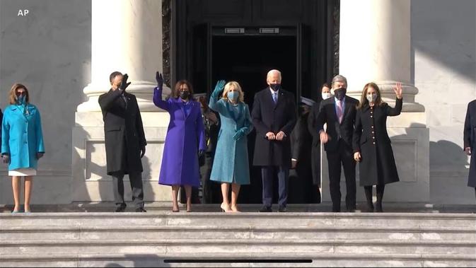 Joe Biden dan Kamala Harris yang didampingi oleh pasangan masing-masing sebelum memasuki Gedung Capitol Hill, AS. (Siaran langsung VOA)