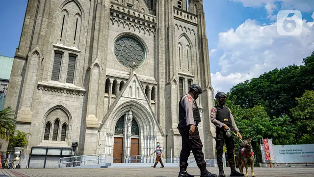 FOTO: Personel Brimob Sterilisasi Gereja Ketedral