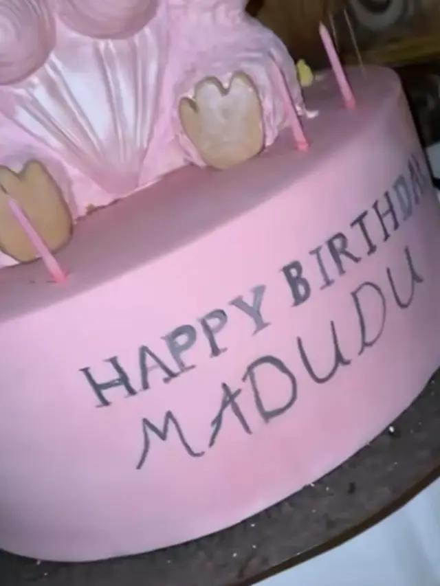 Madonna Rayakan Ulang Tahun ke-67 di Italia dapat kue Labubu besar. [@madonna]