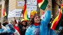Penentang Presiden Bolivia Evo Morales merayakan setelah Morales mengumumkan pengunduran diri di La Paz, Minggu (10/11/2019). Morales yang telah memimpin Bolivia sejak 2006 mundur demi mengembalikan stabilitas keamanan usai diterpa gelombang unjuk rasa beberapa pekan terakhir. (AP/Juan Karita)