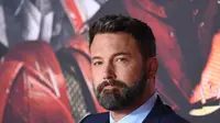 Dilansir dari Ranker, Sandra Bullock mengatakan bahwa ia memberikan permen mint untuk Ben Affleck saat syuting Forces of Nature karena bau mulutnya. (ROBYN BECK/AFP)