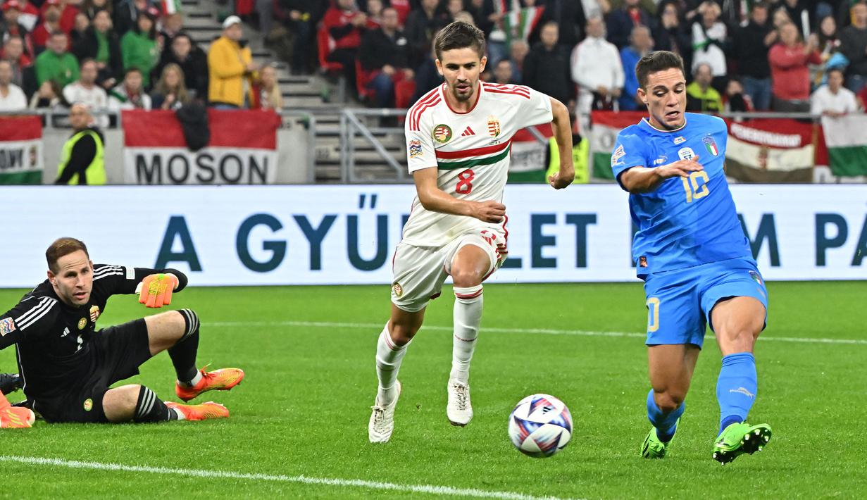 Giacomo Raspadori (kanan) akhirnya mampu membuka keunggulan bagi Italia. Berawal dari kesalahan backpass pemain lawan, Wilfried Gnonto mampu mencuri bola dan akhirnya dituntaskan menjadi gol oleh pemain 22 tahun itu. (AFP/Attila Kisbenedek)
