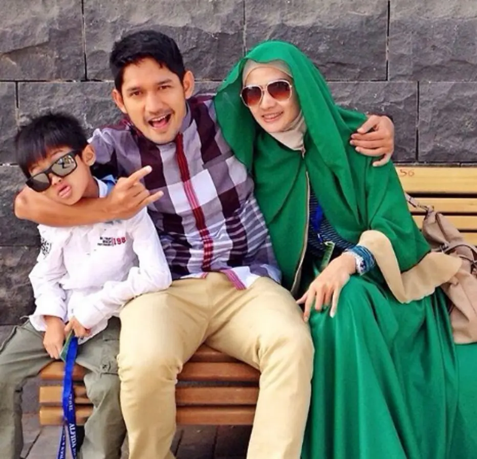 Ibnu Jamil bersama istri dan anak.