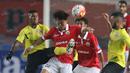 Pemain Persija, Hong Soon Hak (kanan), berebut bola dengan pemain Semen Padang, Vendry R Mofu, dalam laga Torabika Soccer Championship 2016 presented by IM3 Ooredoo di Stadion Utama Gelora Bung Karno, Jakarta, Minggu (8/5/2016). (Bola.com/Arief Bagus)